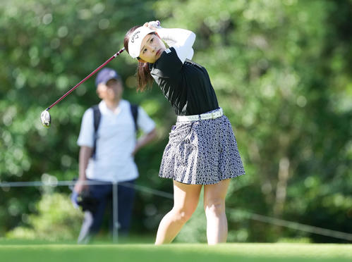 2番、ティーショットを放つ政田夢乃（撮影・鈴木みどり）