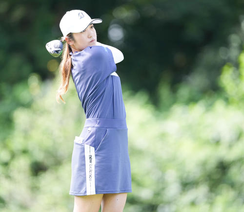 2番、ティーショットを放つ稲見萌寧（撮影・鈴木みどり）