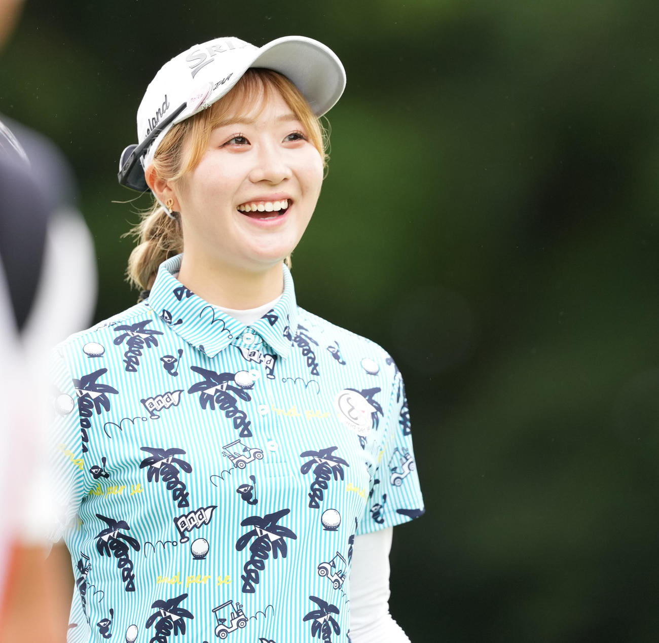 2番、笑顔で移動する都玲華（撮影・鈴木みどり）