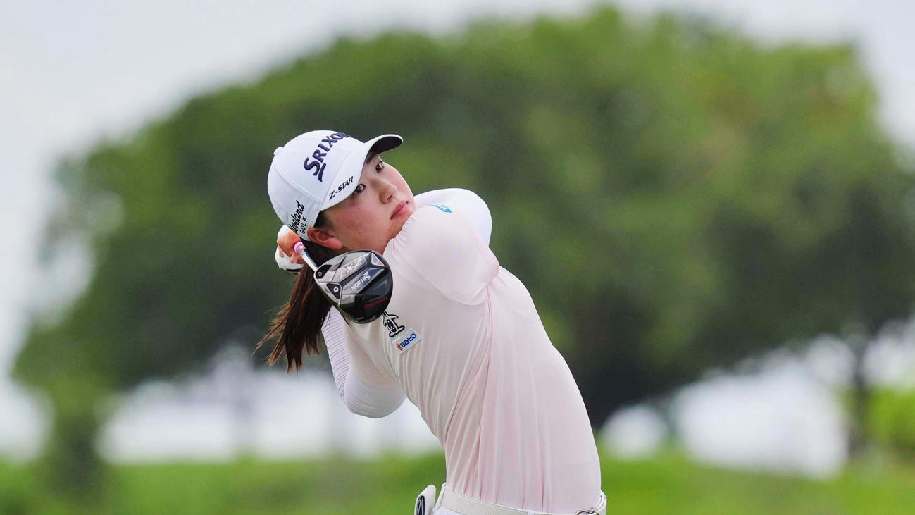 全米女子プロ選手権・第3ラウンド　6番ホールでティーショットを打つ竹田麗央（AP）