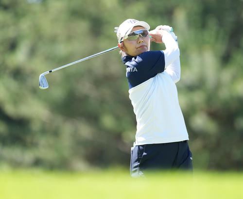 4番、ティーショットを放つ藤田さいき（撮影・鈴木みどり）