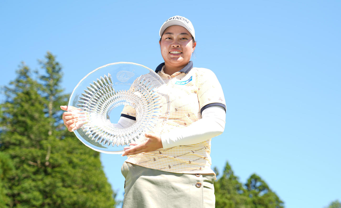 初優勝し、シャーレを手に笑顔の入谷響（撮影・鈴木みどり）