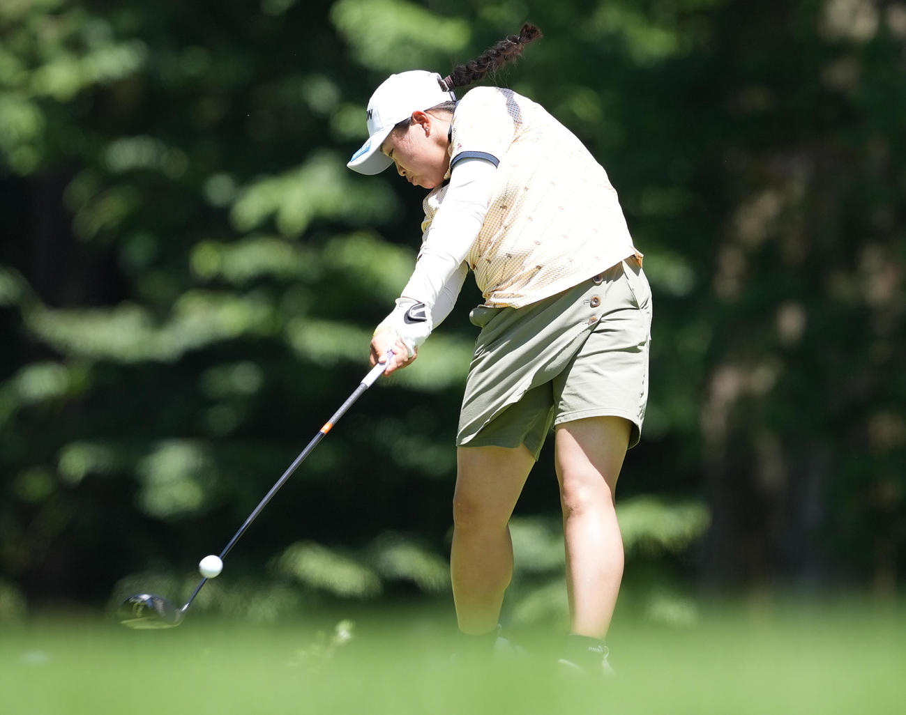 5番、ティーショットを放つ入谷響（撮影・鈴木みどり）