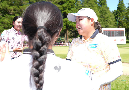 初優勝し、菅楓華（左奥）らから祝福され笑顔の入谷響（撮影・鈴木みどり）