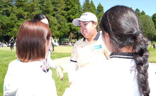 初優勝し、菅楓華（左奥）、清本美波（左手前）、中村心（右手前）から祝福される入谷響（撮影・鈴木みどり）