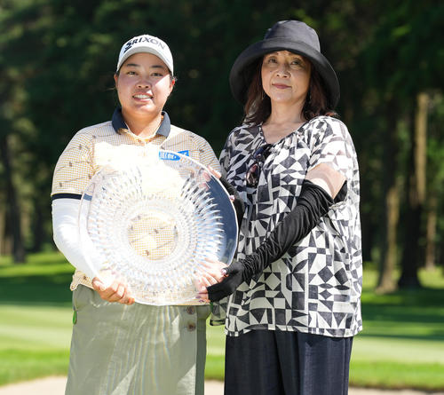 初優勝し、母綾子さん（右）と記念撮影に納まる入谷響（撮影・鈴木みどり）