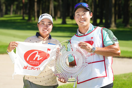 初優勝し、木村キャディー（右）と笑顔で記念撮影に納まる入谷響（撮影・鈴木みどり）