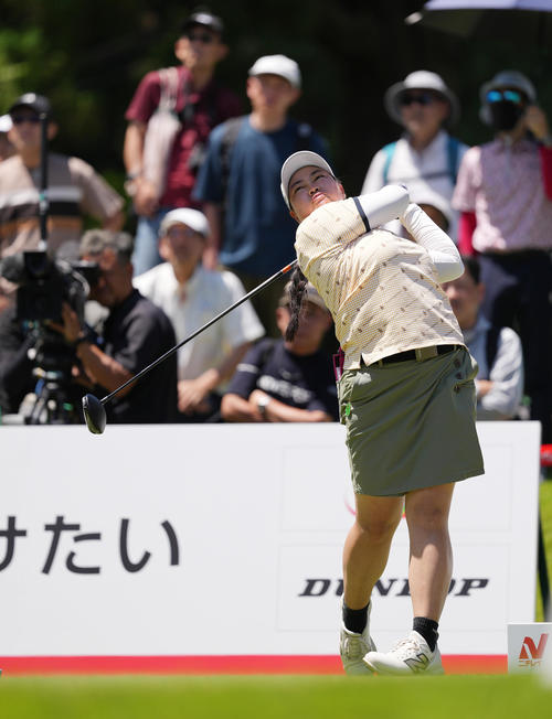 16番、ティーショットを放つ入谷響（撮影・鈴木みどり）