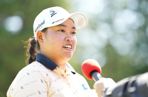 優勝インタビューを受ける入谷響（撮影・鈴木みどり）