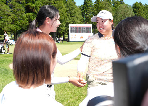 初優勝し、菅楓華（左奥）らから祝福される入谷響（撮影・鈴木みどり）