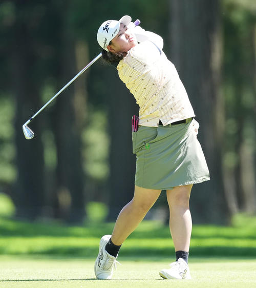 18番、第2打を放つ入谷響（撮影・鈴木みどり）