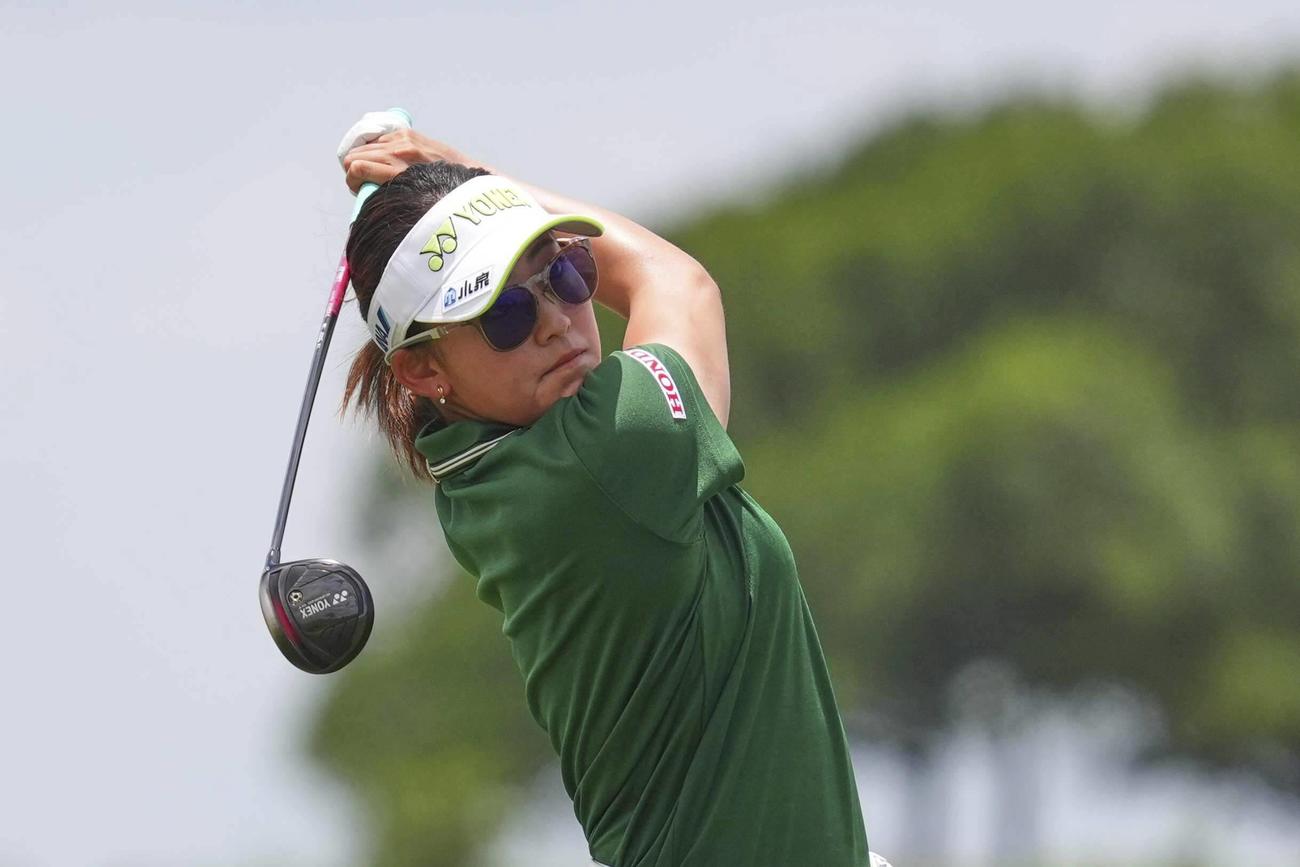 全米女子プロ選手権・第3ラウンド　6番ホールでティーショットを放つ岩井千怜（AP）