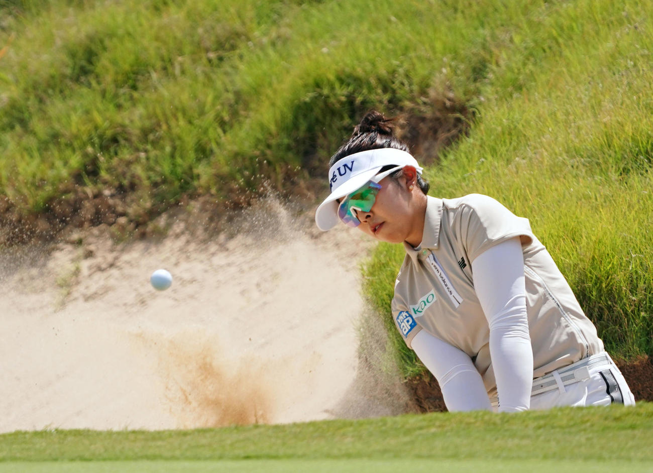 第3日、9番でバンカーショットを放つ山下美夢有。通算1オーバーで3位（共同）