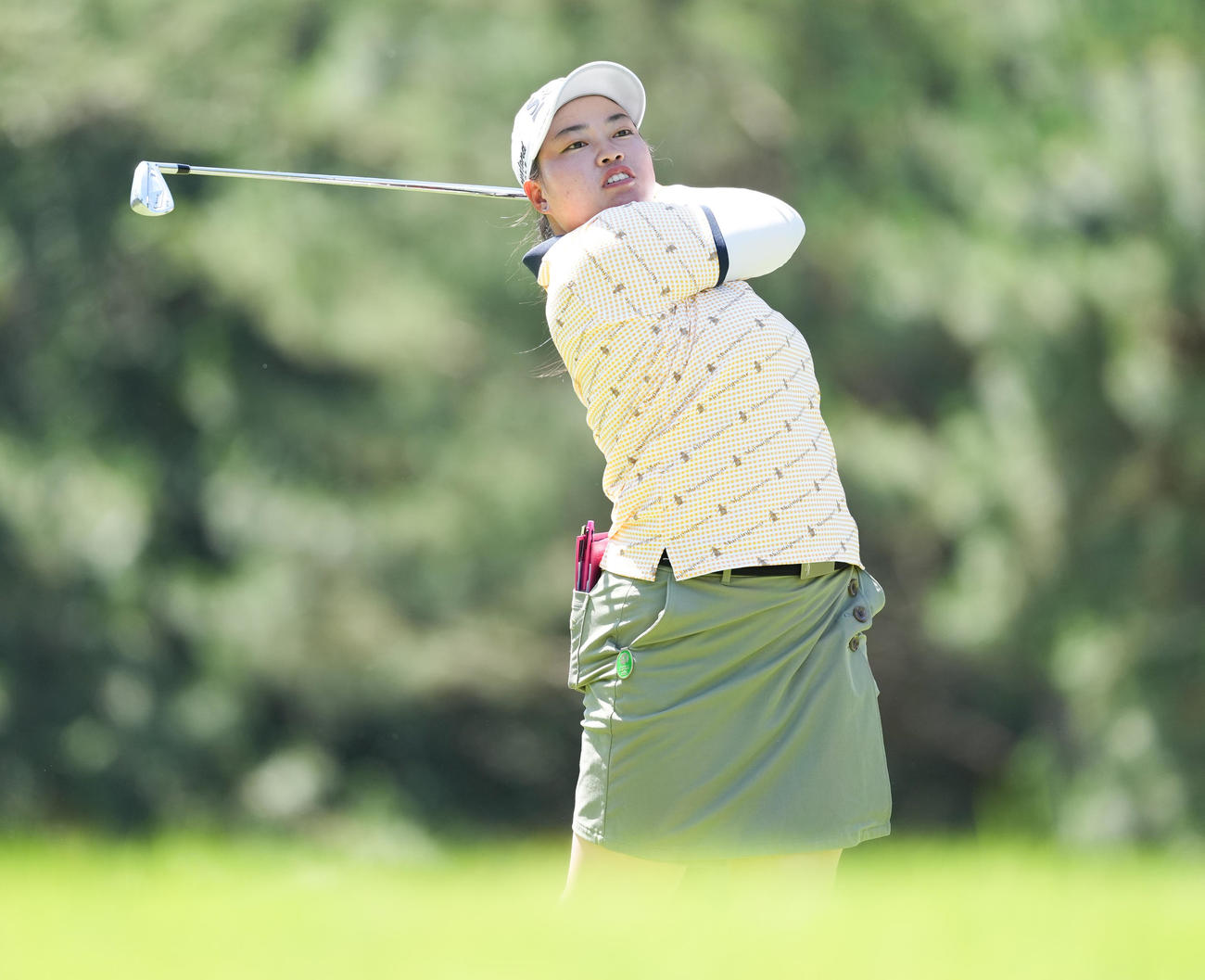 4番、ティーショットを放つ入谷響（撮影・鈴木みどり）