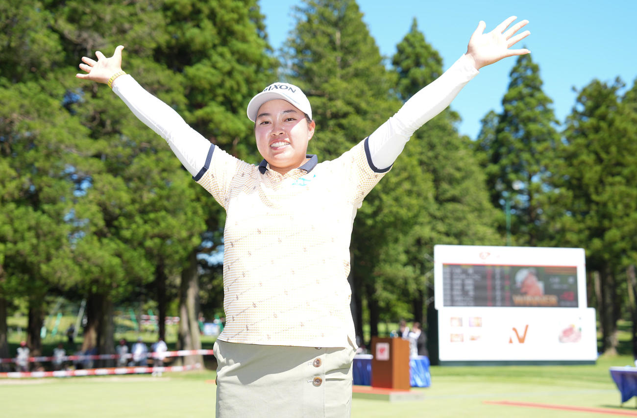 初優勝し、バンザイする入谷（撮影・鈴木みどり）
