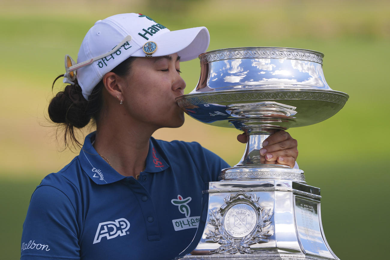 全米女子プロの優勝トロフィーにキスをするミンジ・リー（AP）
