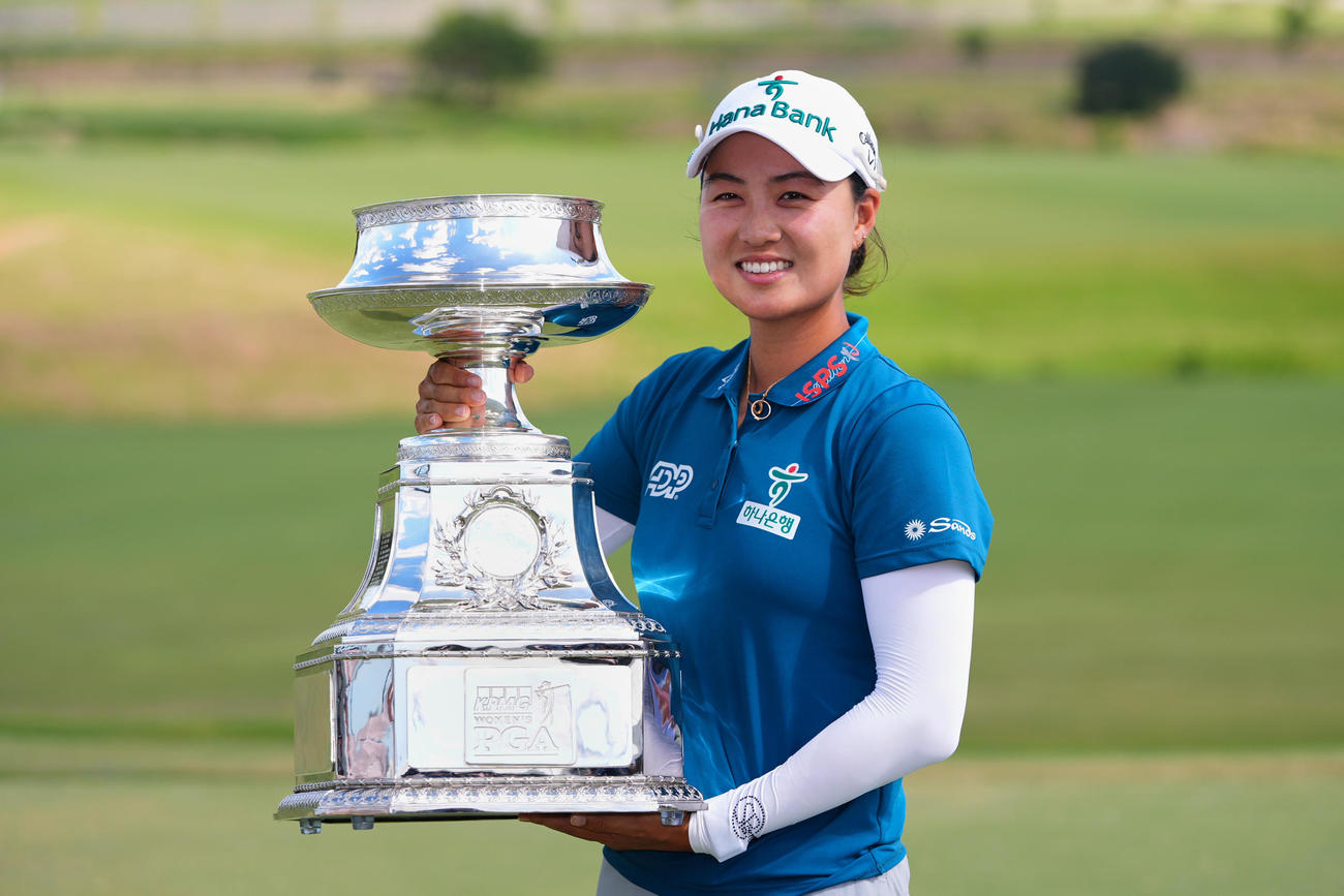全米女子プロの優勝トロフィーを掲げるミンジ・リー（AP）