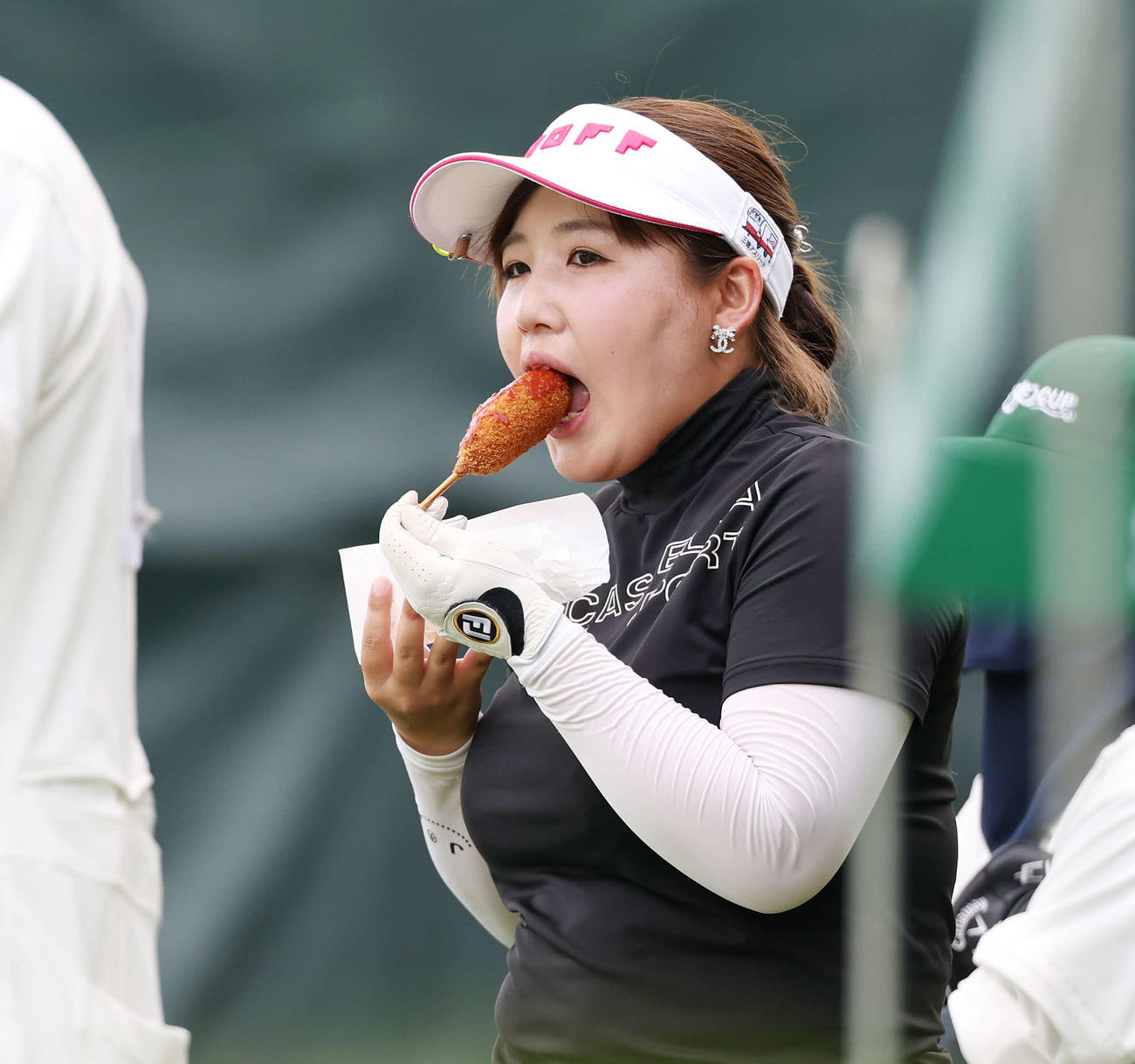 3番、チーズハットグを食べる小林光希（撮影・宮地輝）