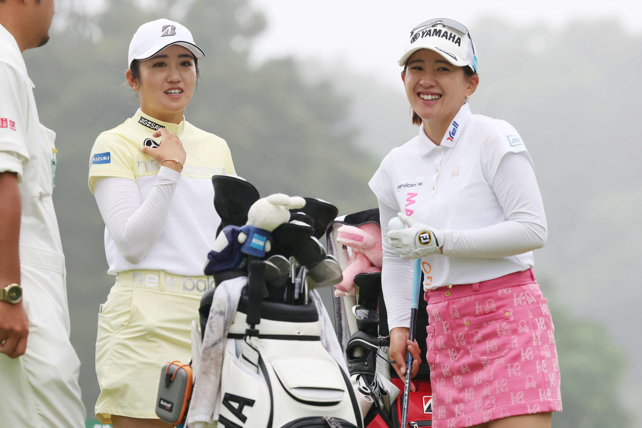 3番、談笑する稲見萌寧（左）と永井花奈（撮影・宮地輝）