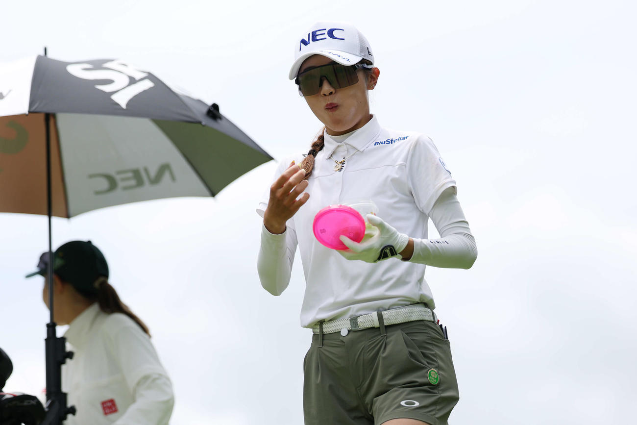 3番、ぶどうを食べる安田祐香（撮影・宮地輝）