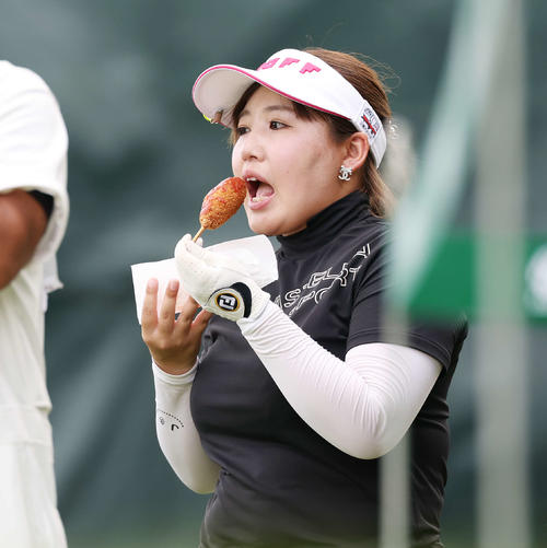 3番、チーズハットグを食べる小林光希（撮影・宮地輝）