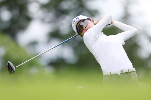 3番、ティーショットを放つ安田祐香（撮影・宮地輝）