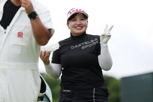 3番、ティーショットを放ち笑顔でVサインする小林光希（撮影・宮地輝）