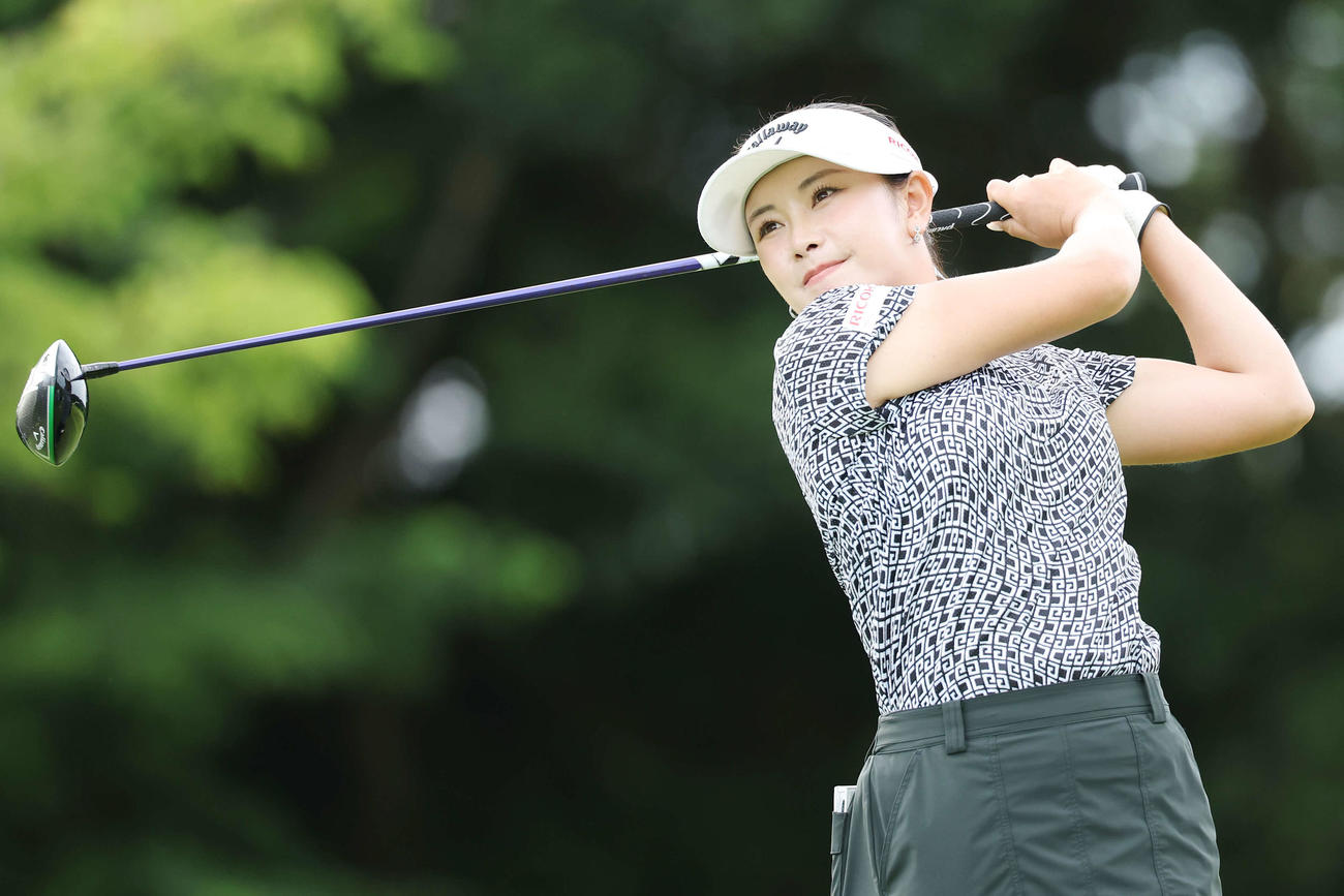8番、ティーショットを放つ河本結（撮影・宮地輝）