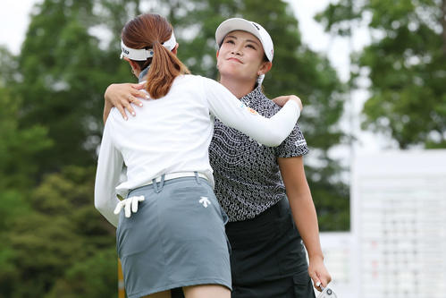 初日を6アンダーでホールアウトし青木香奈子（手前）とハグする河本結（撮影・宮地輝）