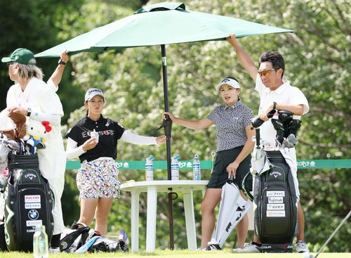 15番、風で飛ばないように抑える中村心（左）と河本結（撮影・宮地輝）