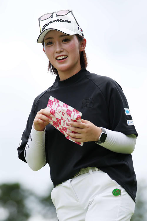 3番、ティーショットを放ち笑顔で移動する清本美波（撮影・宮地輝）