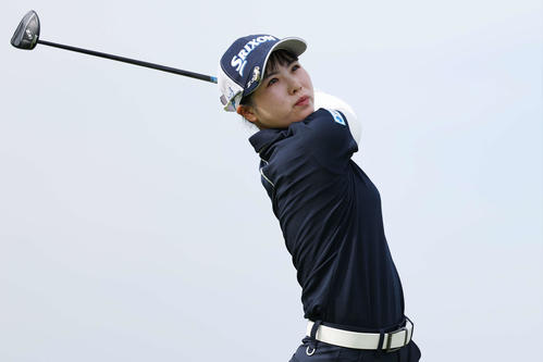 15番、ティーショットを放つ尾関彩美悠（撮影・宮地輝）