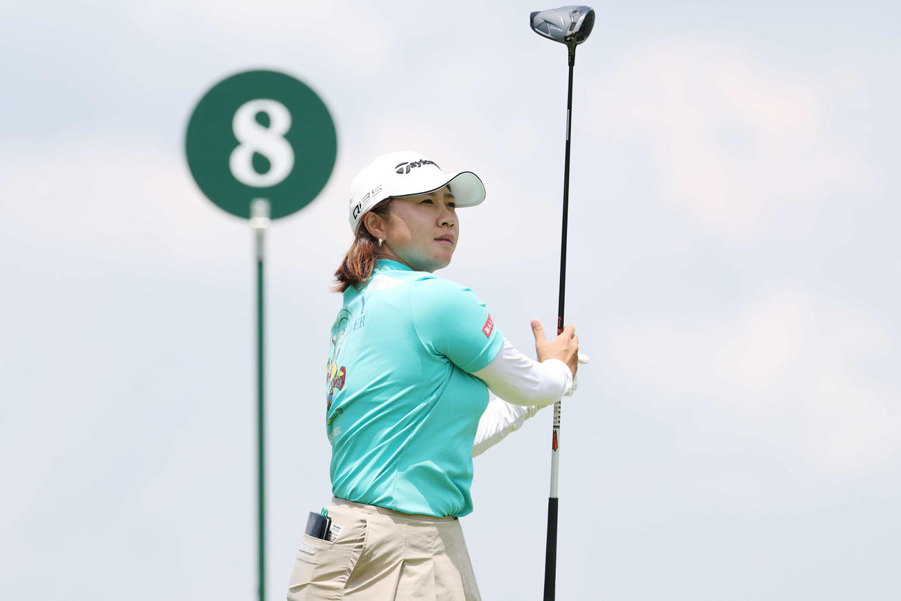 8番、ティーショットを放つ泉田琴菜（撮影・宮地輝）