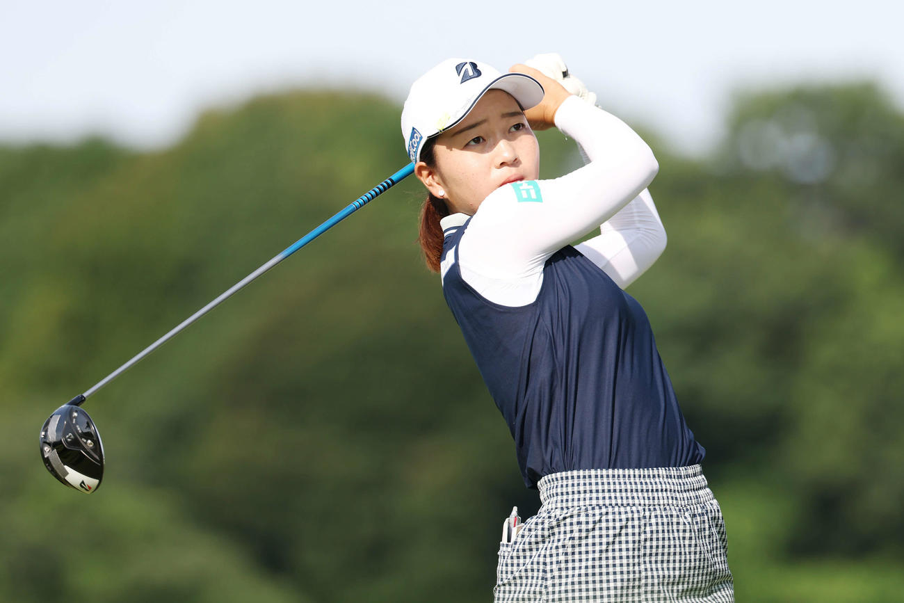 3番、ティーショットを放つ佐藤心結（撮影・宮地輝）