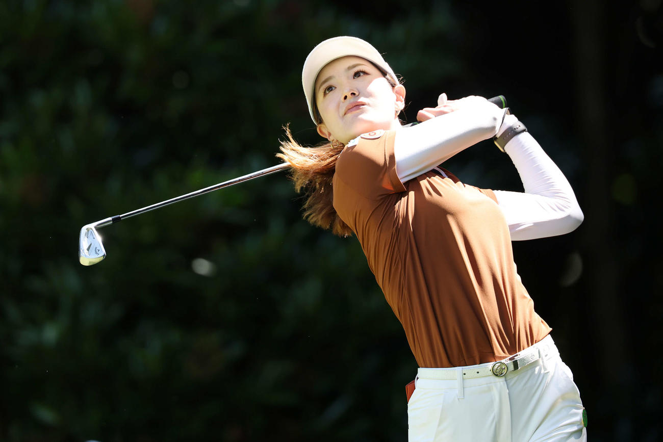 4番、ティーショットを放つ青木香奈子（撮影・宮地輝）