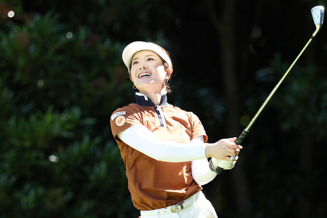 4番、ティーショットを放ち笑顔を見せる青木香奈子（撮影・宮地輝）