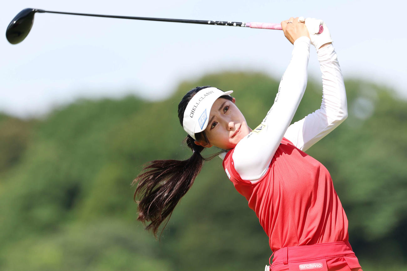 3番、ティーショットを放つ臼井麗香（撮影・宮地輝）