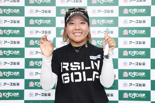 9番、ホールインワンを決めた仁井優花は笑顔で記念撮影（撮影・宮地輝）