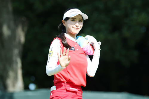 3番、ティーショットを放ち笑顔で手を振る臼井麗香（撮影・宮地輝）