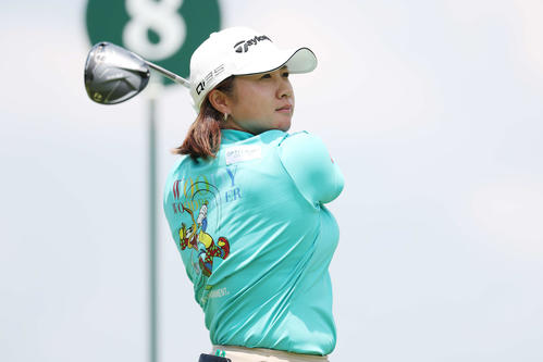 8番、ティーショットを放つ泉田琴菜（撮影・宮地輝）