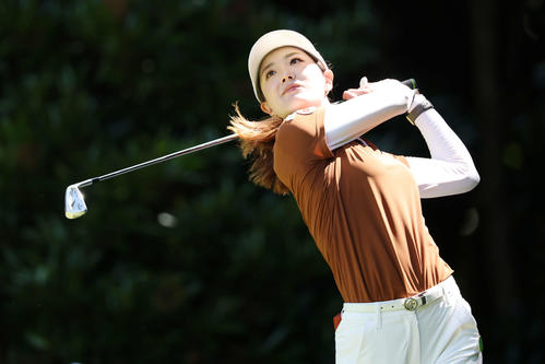 4番、ティーショットを放つ青木香奈子（撮影・宮地輝）