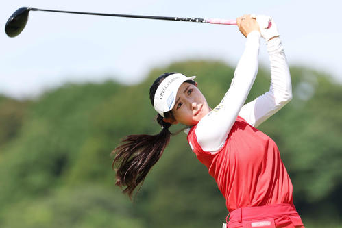 3番、ティーショットを放つ臼井麗香（撮影・宮地輝）
