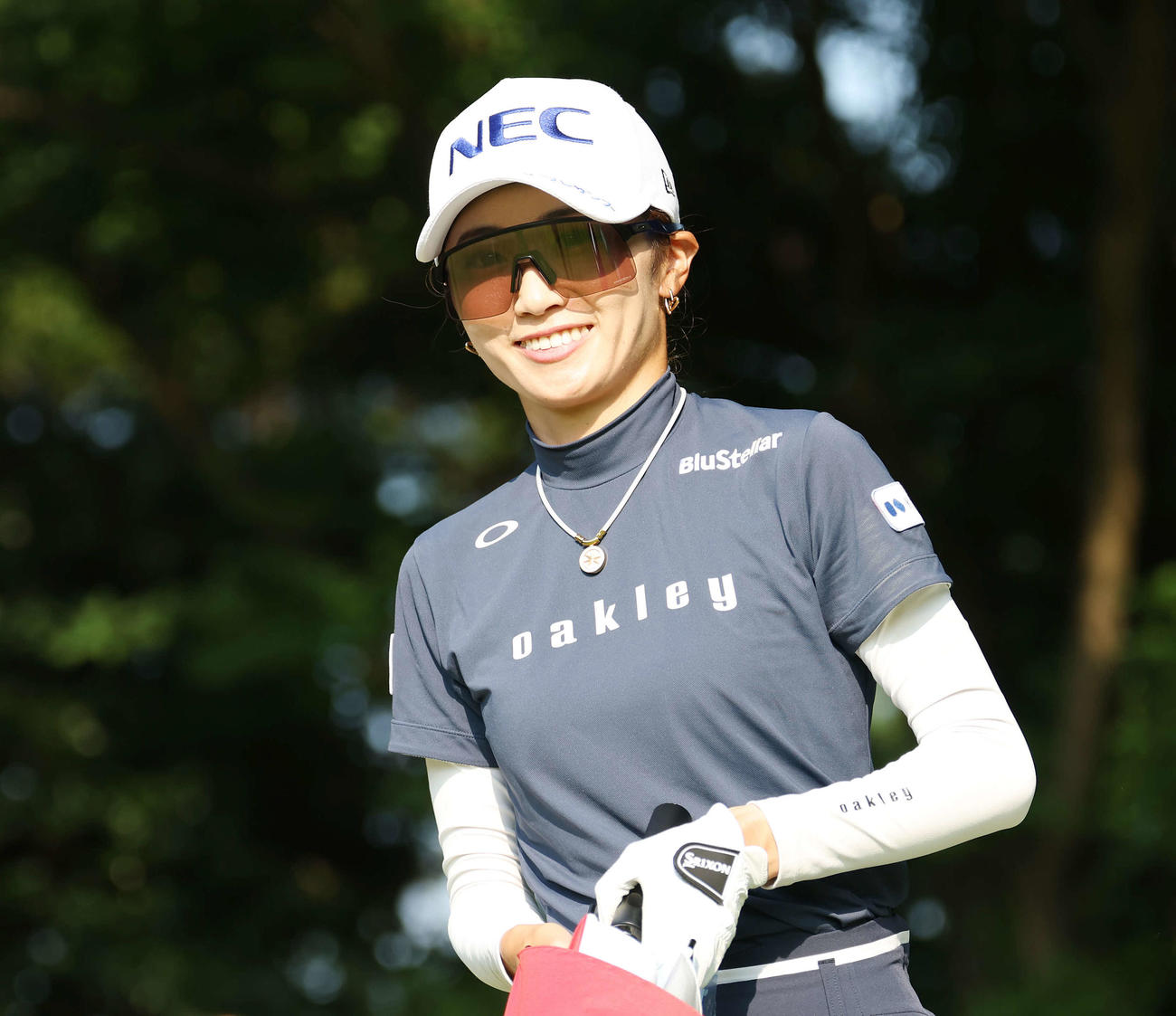 12番、笑顔を見せる安田祐香（撮影・宮地輝）