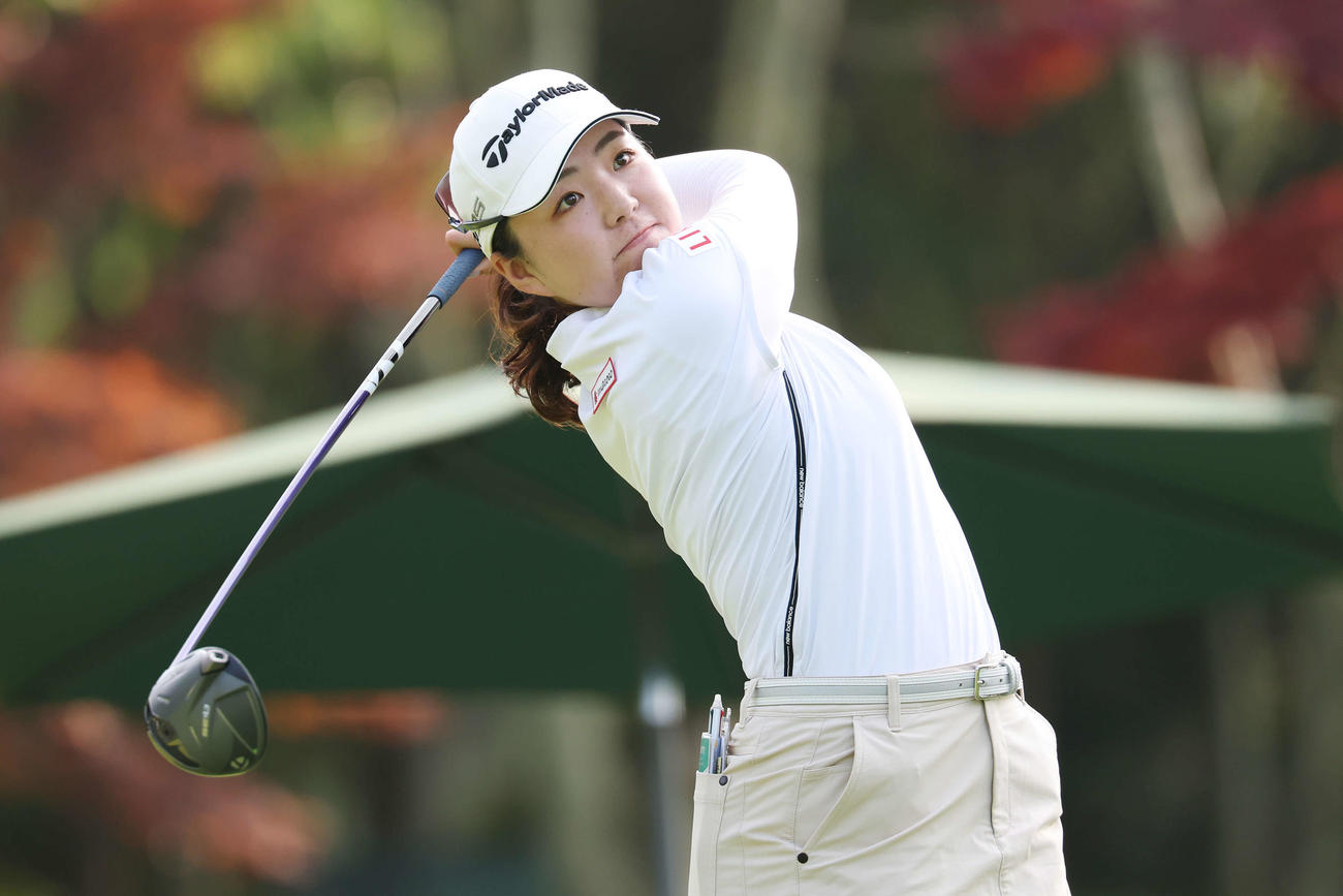 6番、ティーショットを放つ山内日菜子（撮影・宮地輝）