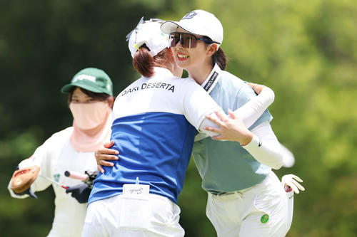 2日目を終え藤田さいき（左）と笑顔でハグする福田萌維（撮影・宮地輝）