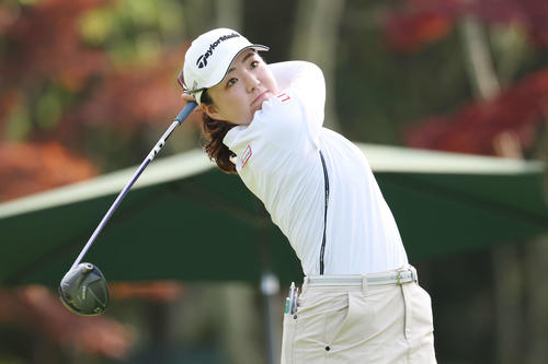 6番、ティーショットを放つ山内日菜子（撮影・宮地輝）