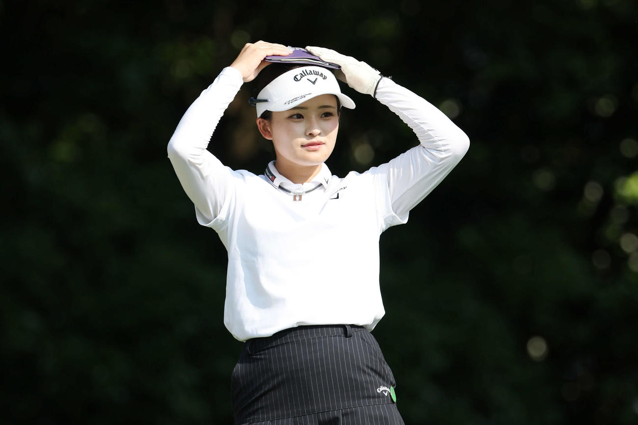 12番、スコアカードを頭の上にのせる政田夢乃（撮影・宮地輝）