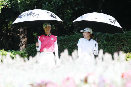笑顔で話しながら4番に向かう金沢志奈（左）と永峰咲希（撮影・宮地輝）