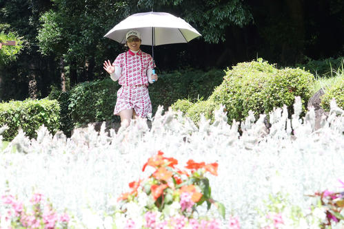 手を振り4番に向かう佐久間朱莉（撮影・宮地輝）