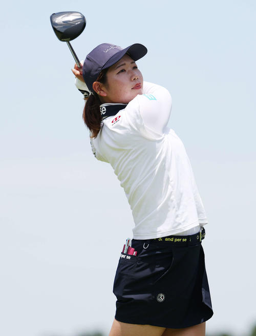 18番、ティーショットを放つ桜井心那（撮影・宮地輝）